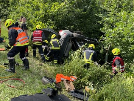 Der Pkw-Lenker musste von der Feuerwehr befreit werden.