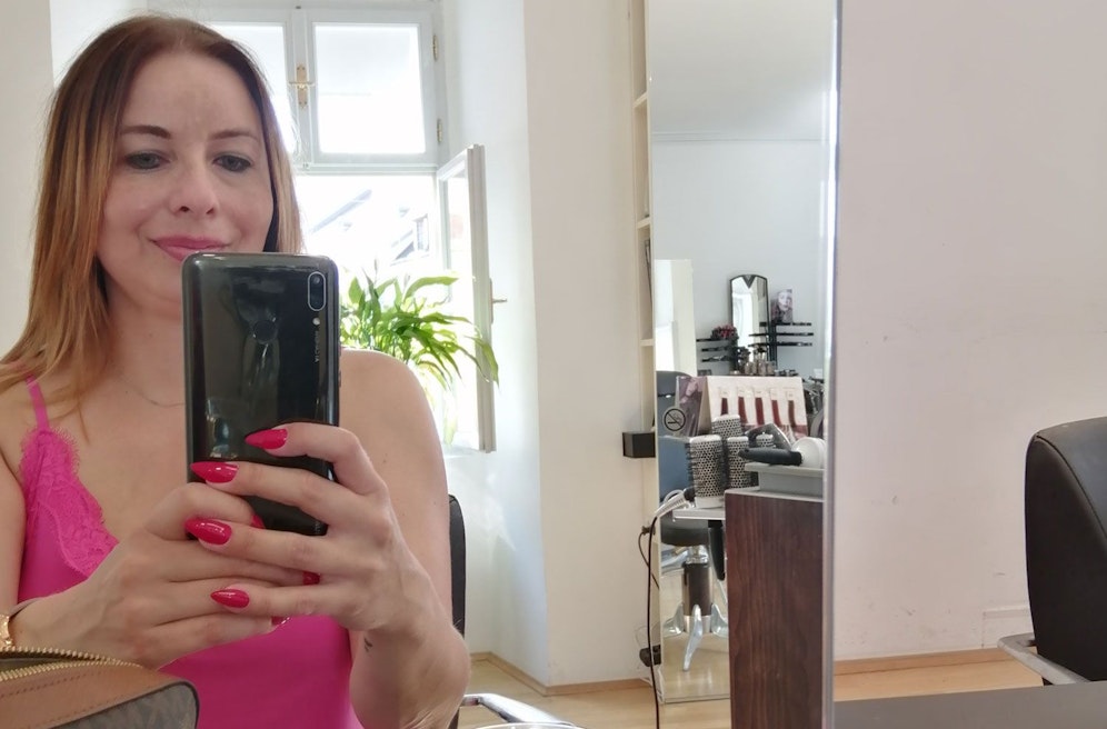 Die Wochenendtrip-Gewinnerin Claudia bei ihrem Friseurtermin im Salon 