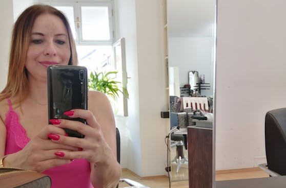 Die Wochenendtrip-Gewinnerin Claudia bei ihrem Friseurtermin im Salon "Haarkunst Klee"