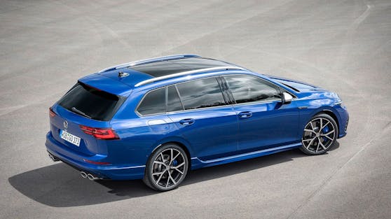 Es wird davon ausgegangen, dass der Fahrerflüchtige einen dunkelblauen VW-Golf fuhr. (Symbolbild)