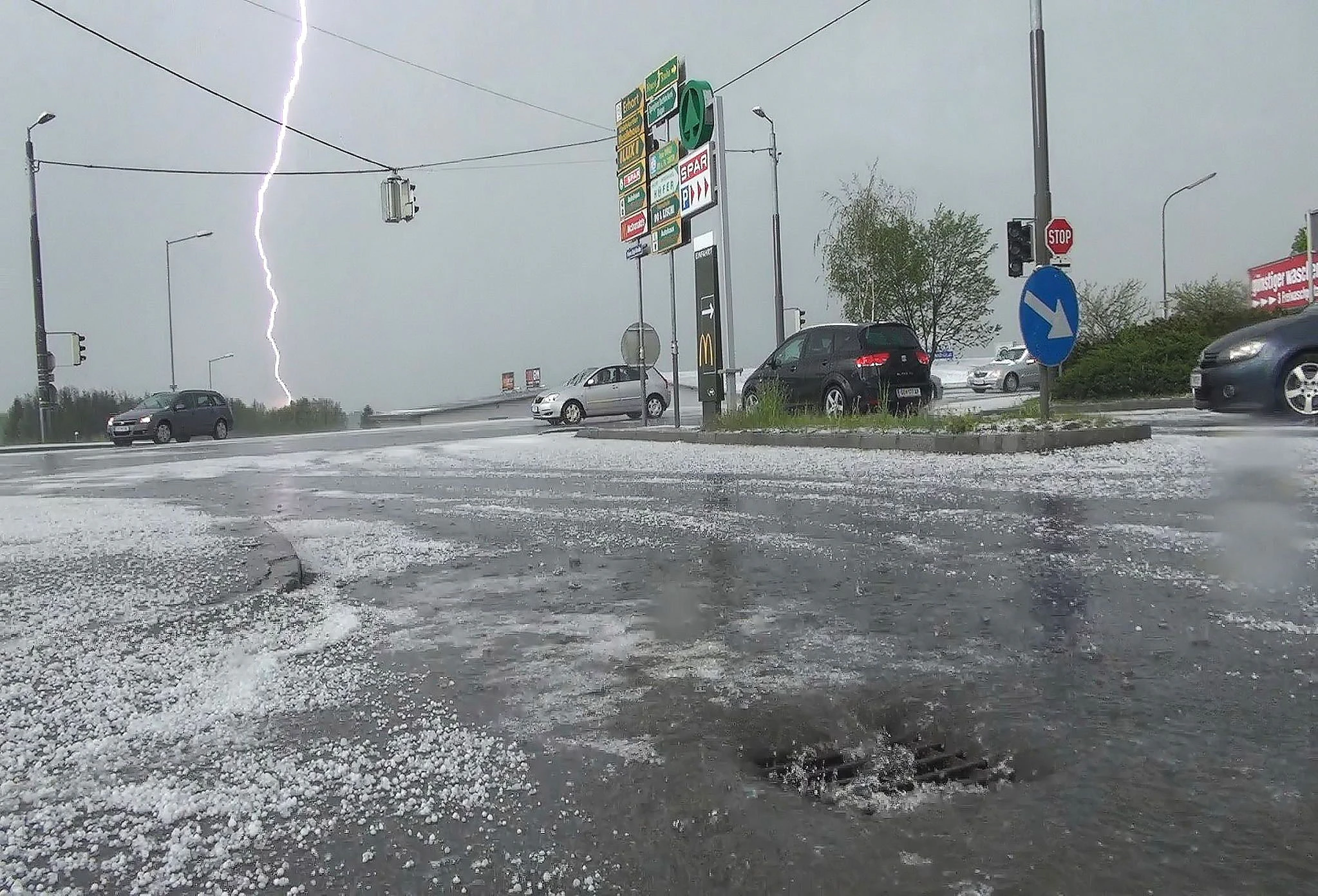 Schwere Hagelunwetter ziehen erneut über Teile Österreichs.