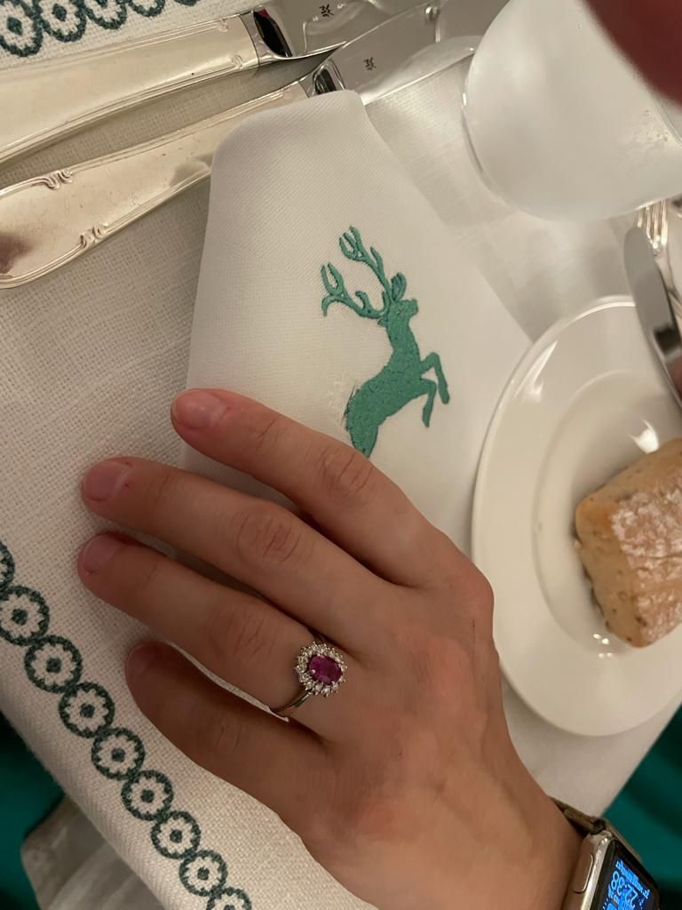 Richard Lugner steckte seiner Simone diesen Rubin-Ring an.