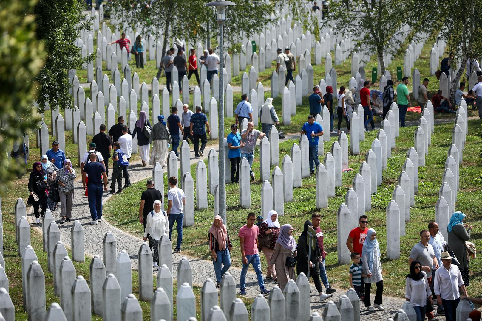 Tausende Menschen versammeln sich jährlich, um der Opfer des Massakers von Srebrenica zu gedenken.