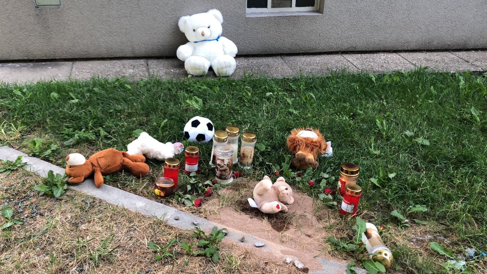 Rund um die Unfallstelle wurden Kerzen und Stofftiere aufgestellt.