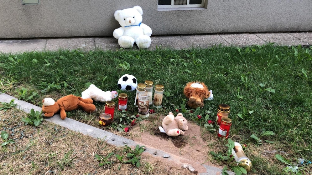 Rund um die Unfallstelle wurden Kerzen und Stofftiere aufgestellt.