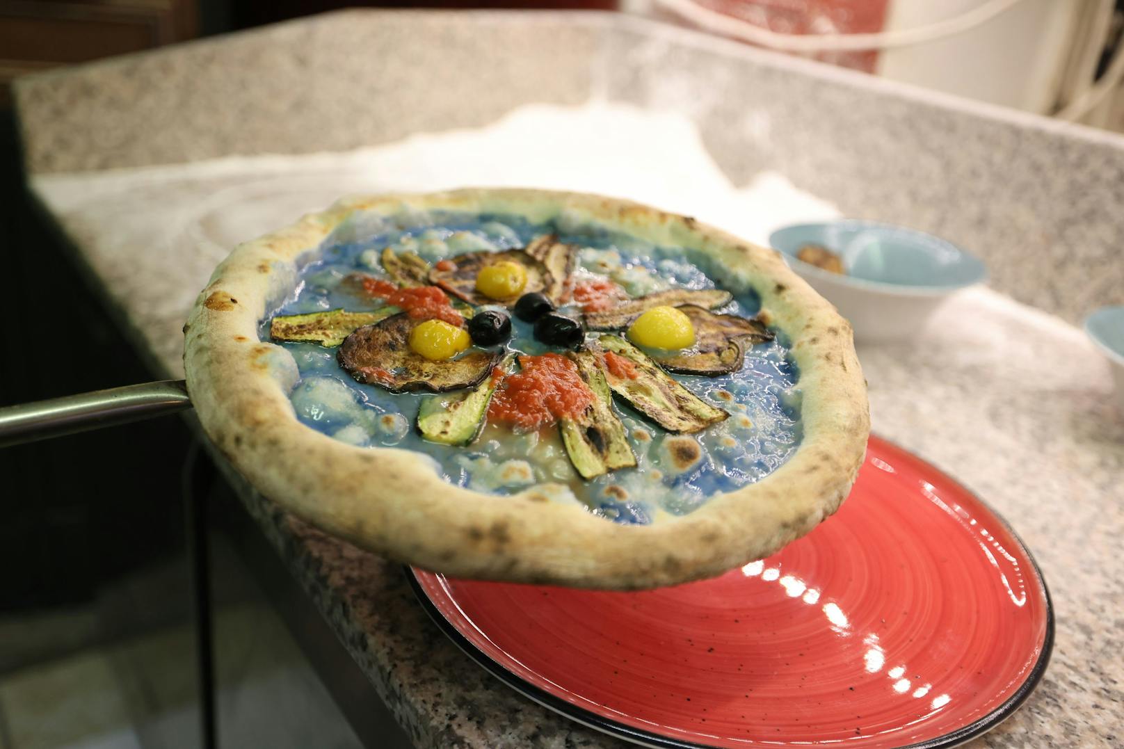 Und so sieht die fertige blaue Pizza aus.