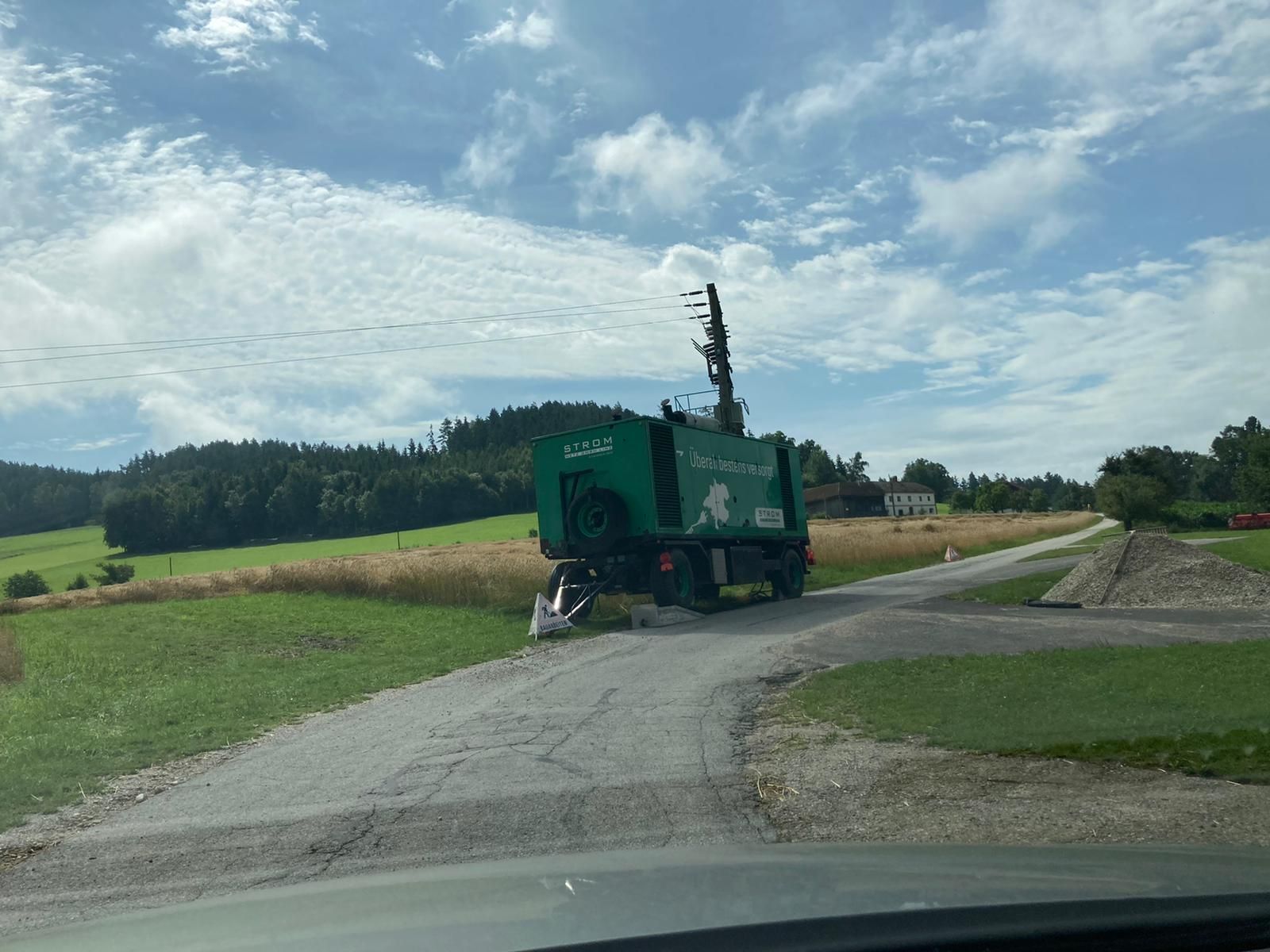 Zeichen des Stromausfalls: In der Region wurden mehrere größere Aggregate aufgestellt, nachdem das Unwetter am Sonntag für Stromausfälle gesorgt hatte.
