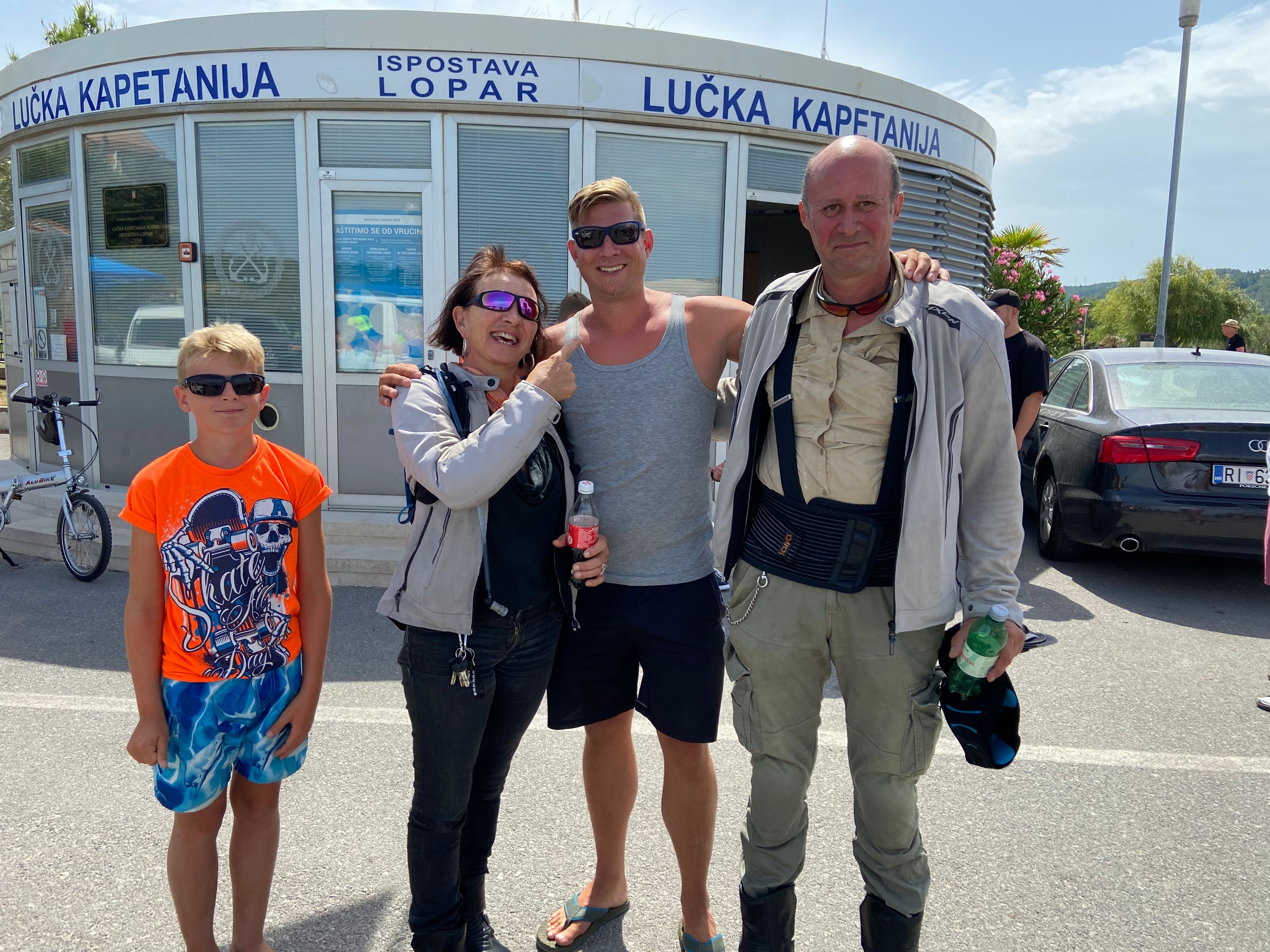 Simon, Christine, Stefan und George (v.l.n.r.) im sicheren Hafen von Lopar (Kroatien).