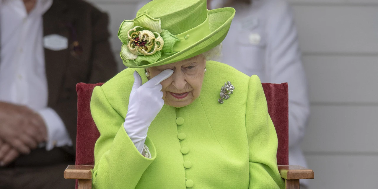 Sorge um die Queen (95) – ihre Mitarbeiterin hat Corona - Vimarsana News
