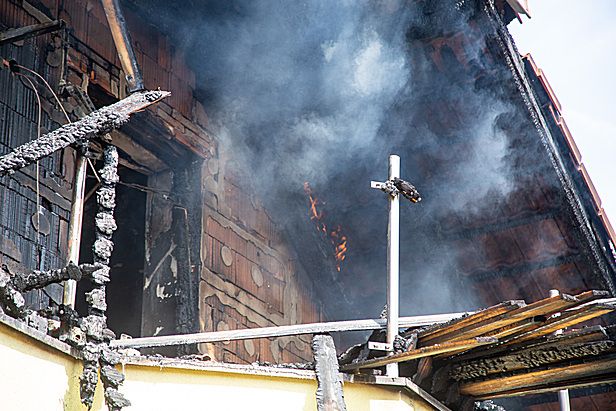 Das Haus wurde schwer beschädigt.