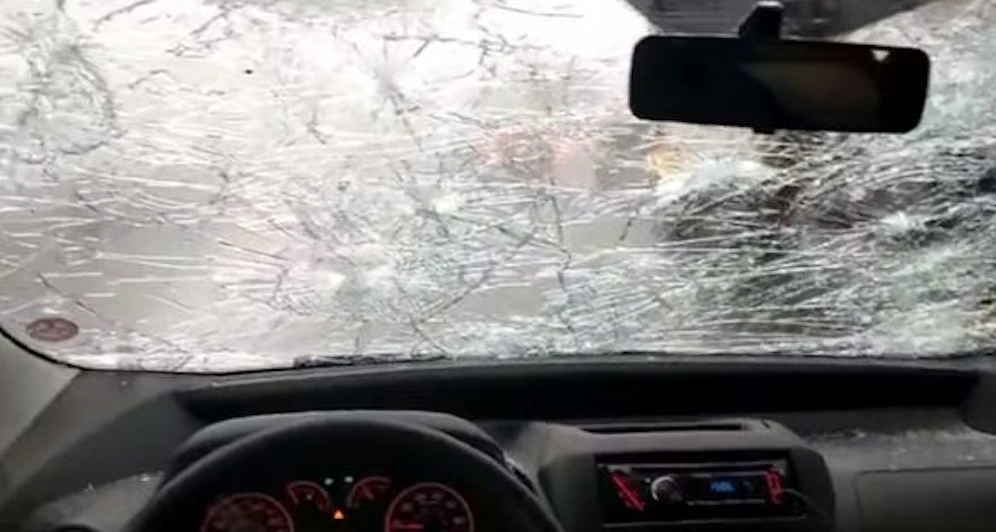 Mehrere Autos wurden von den Hagelkörnern schwer beschädigt.