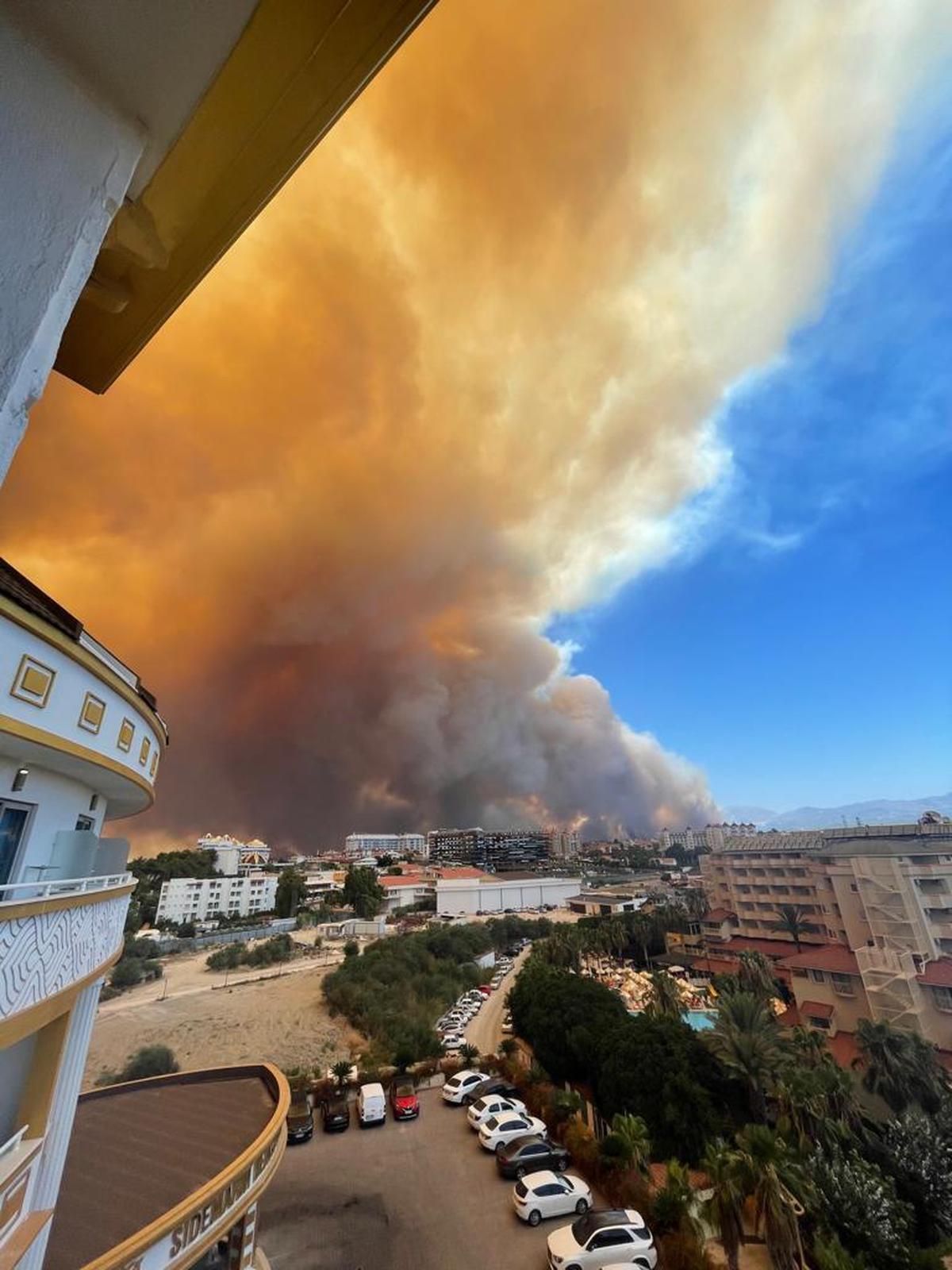 Waldbrände in der Türkei bedrohen Urlaubsstrand