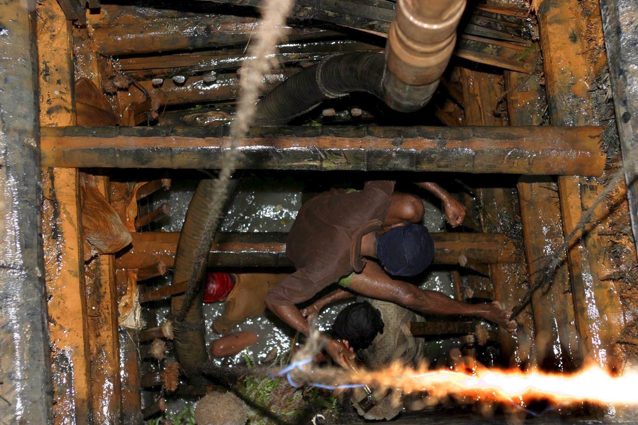 Ratnapura  bedeutet wörtlich "Stadt der Juwelen". Das kommt nicht von ungefähr, in der Gegend werden Rubine und Saphire in Massen abgebaut.