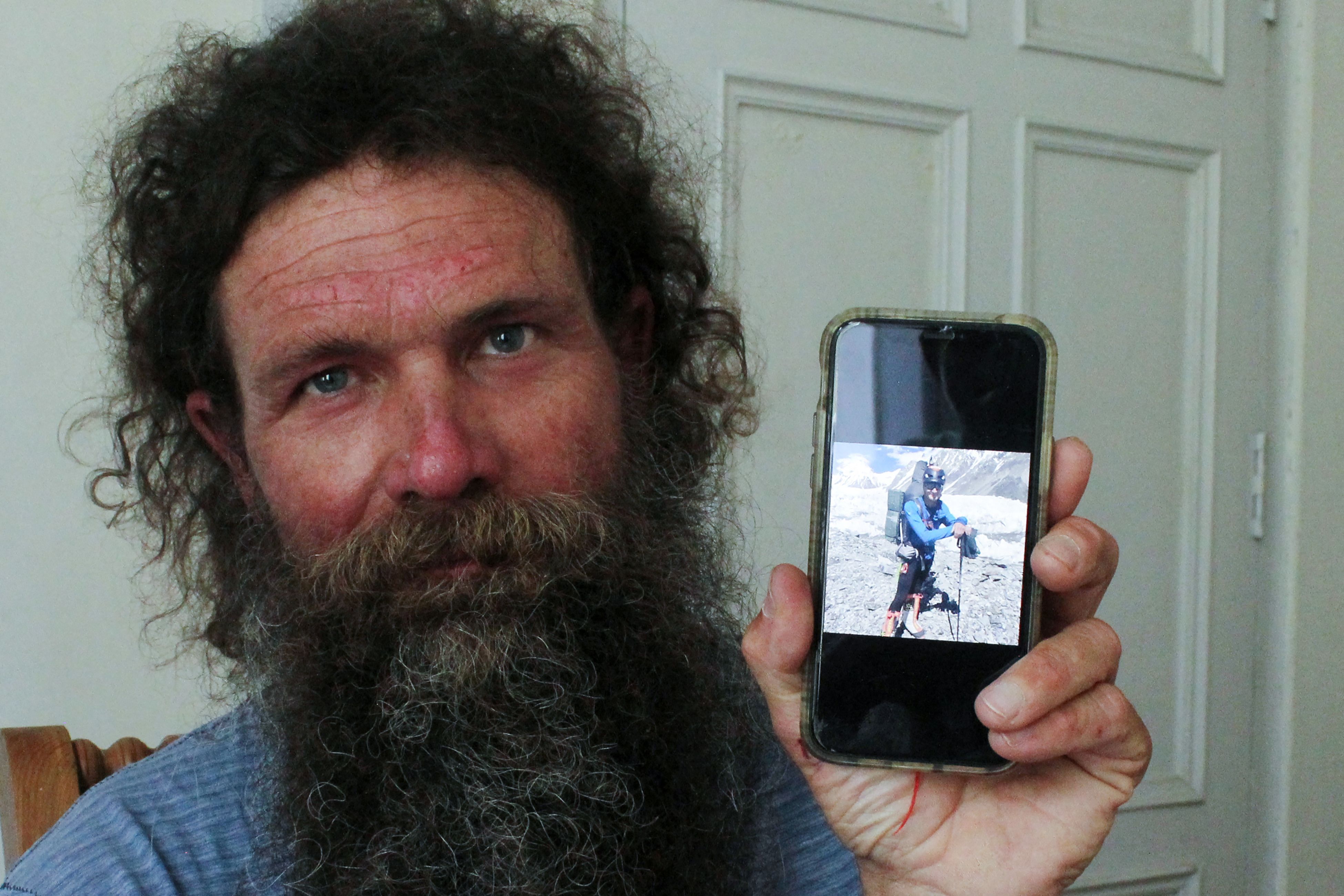 Der Tiroler Extrembergsteiger Stephan Keck zeigt ein Foto seines verunglückten Freundes.