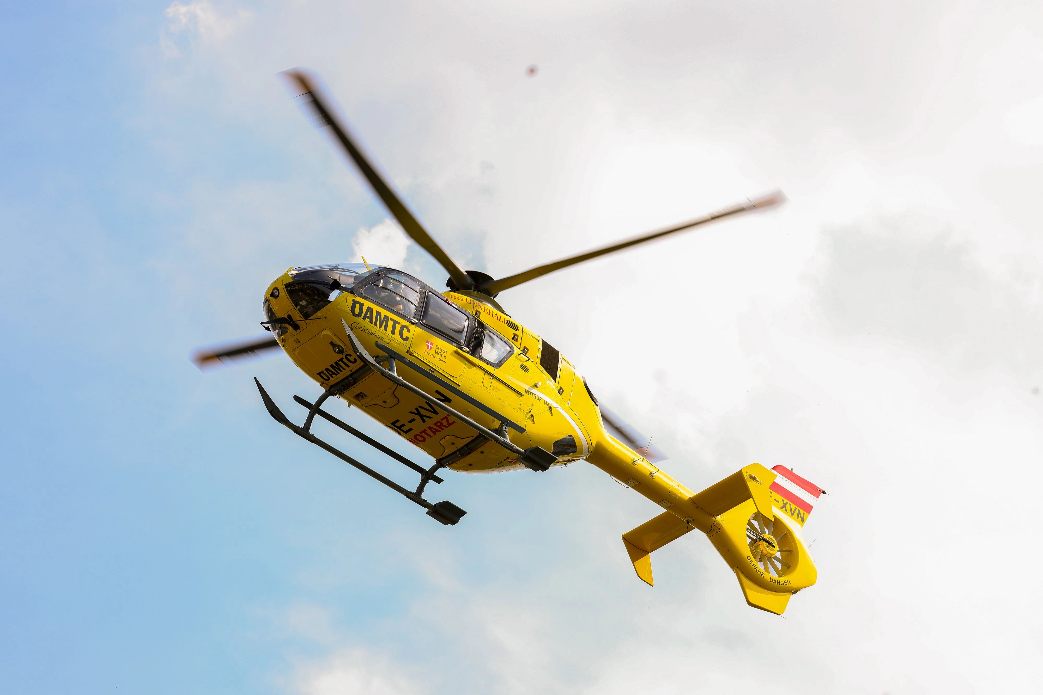 Der Rettunsheli flog die 61-Jährige ins AKH nach Wien.