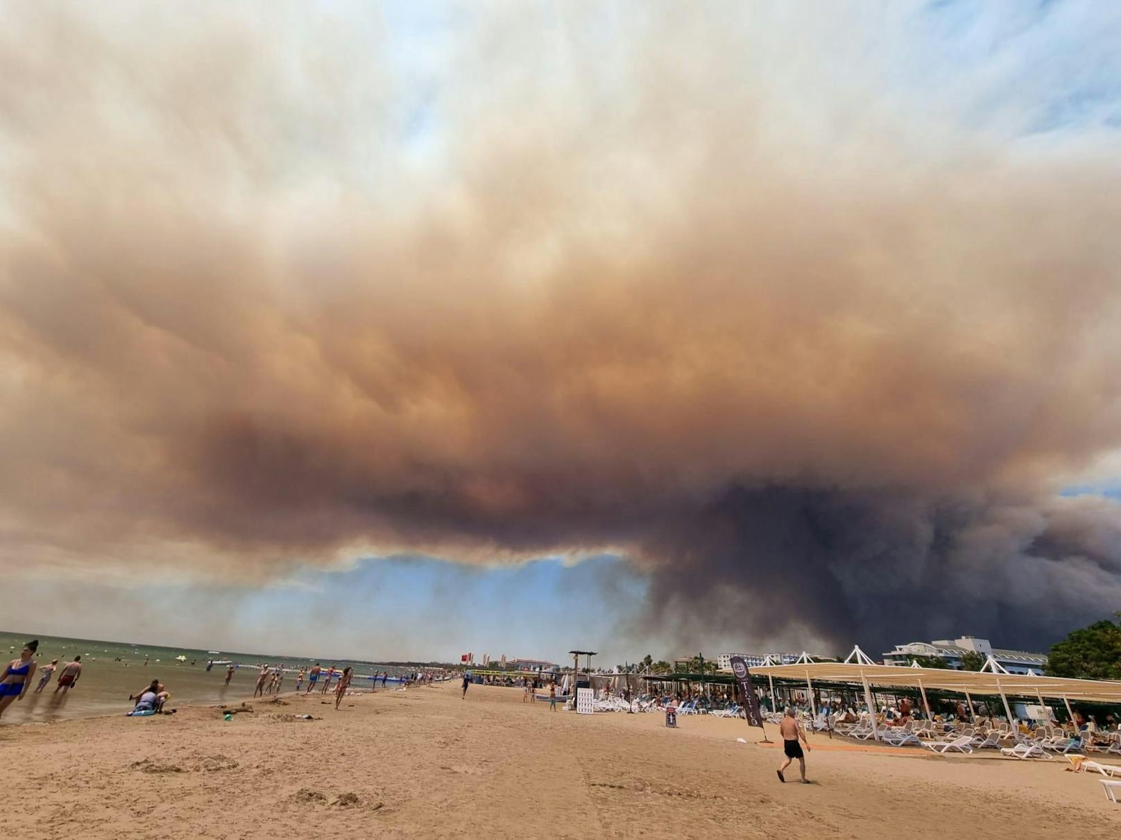 Waldbrände in der Türkei bedrohen Urlaubsstrand