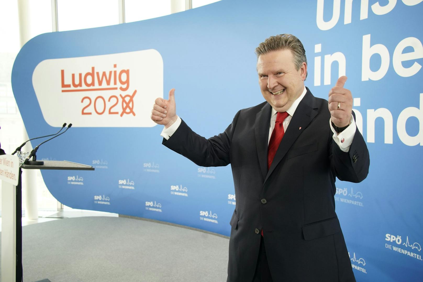 Michael Ludwig hat gut lachen: Seit der Wien-Wahl im Oktober 2020 legte er bei der Beliebtheit stetig zu. Laut einer aktuelle Umfrage würden ihn 70% der Befragten direkt zum Bürgermeister wählen.
