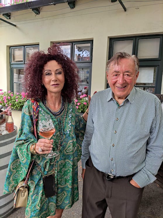 Christina fährt nach Italien, Richard Lugner verabschiedet sie.