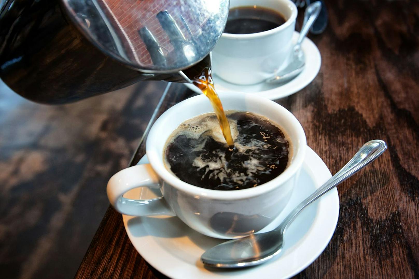 Wer möglichst energieeffizient Kaffee kochen will, nutzt am besten eine Durchdrückkanne (French Press) in Kombination mit einem Wasserkocher.