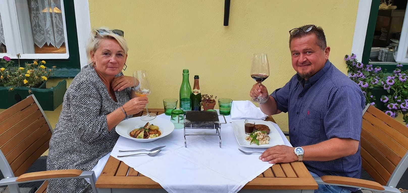 Sylvia und Josef genießen ein köstliches Abendessen in der Gaststätte Figl in St. Pölten.