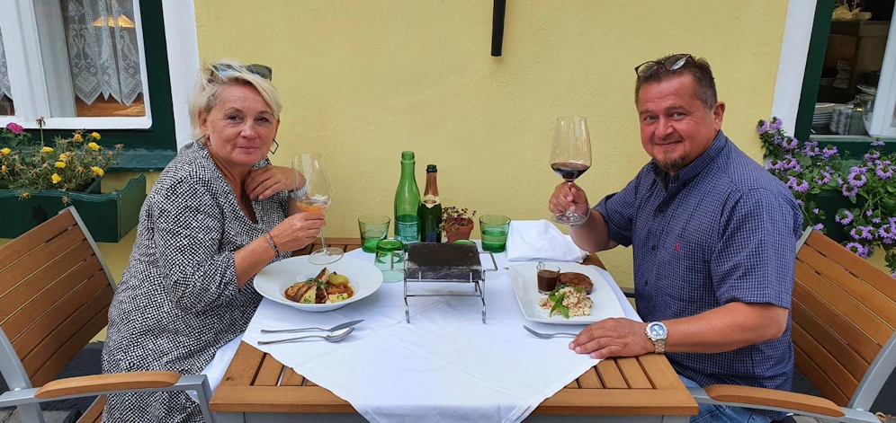 Sylvia und Josef genießen ein köstliches Abendessen in der Gaststätte Figl in St. Pölten.