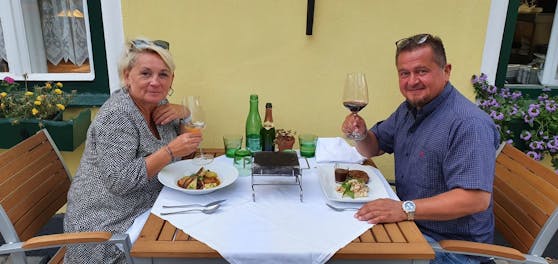 Sylvia und Josef genießen ein köstliches Abendessen in der Gaststätte Figl in St. Pölten.