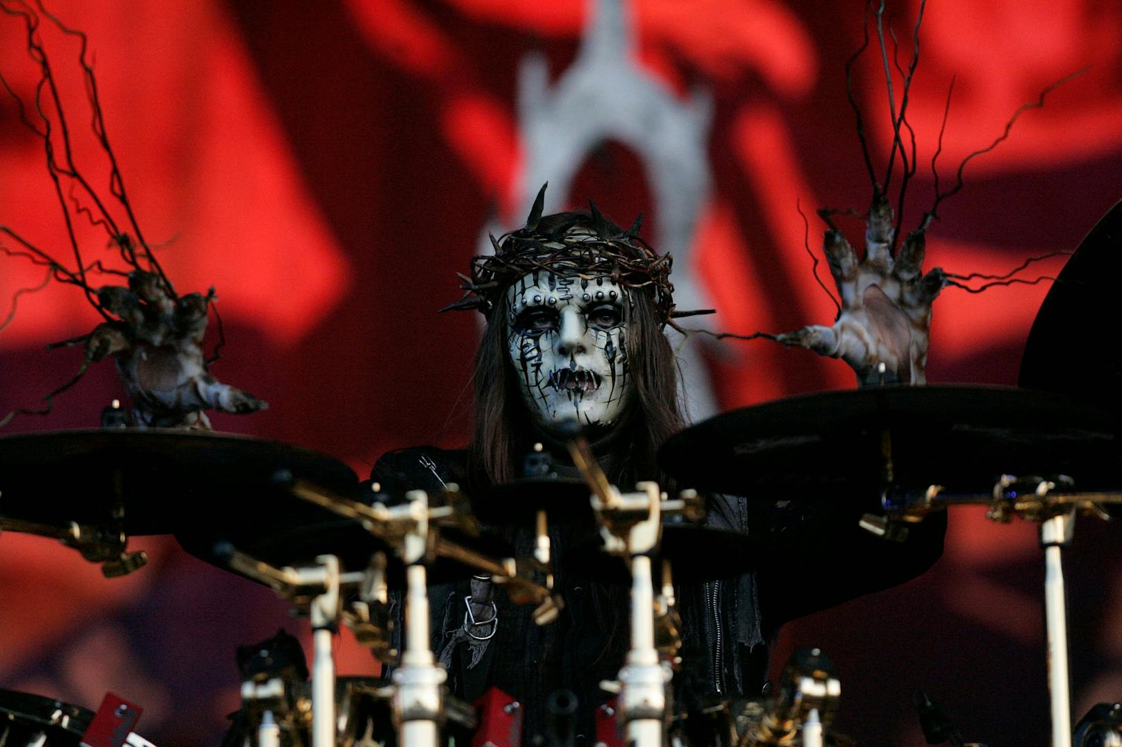 Slipknot-Schlagzeuger Joey Jordison mit Maske bei einem Auftritt im Jahr 2009