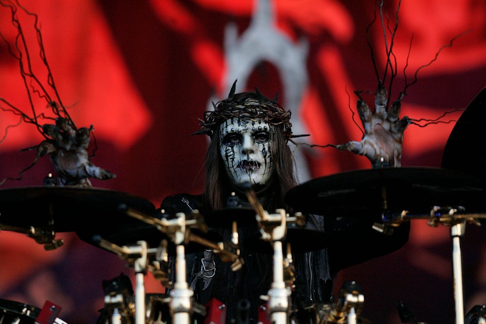 Slipknot-Schlagzeuger Joey Jordison mit Maske bei einem Auftritt im Jahr 2009