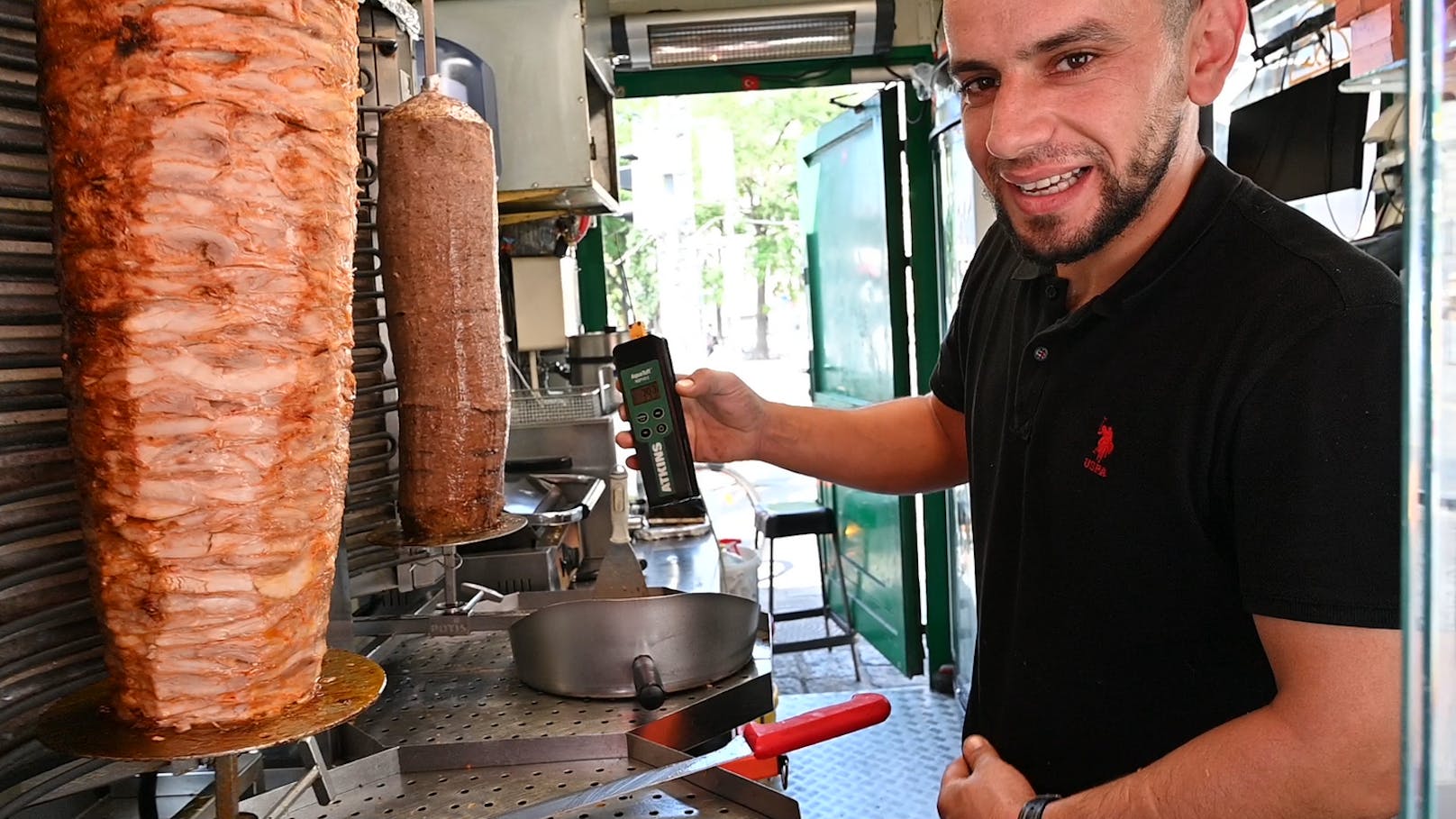 Kebab-Chef Abbas (30) ist die Hitze gewöhnt.