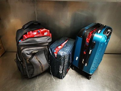 Zwei Passagiere aus Minsk schmuggelten 65.600 Zigaretten.