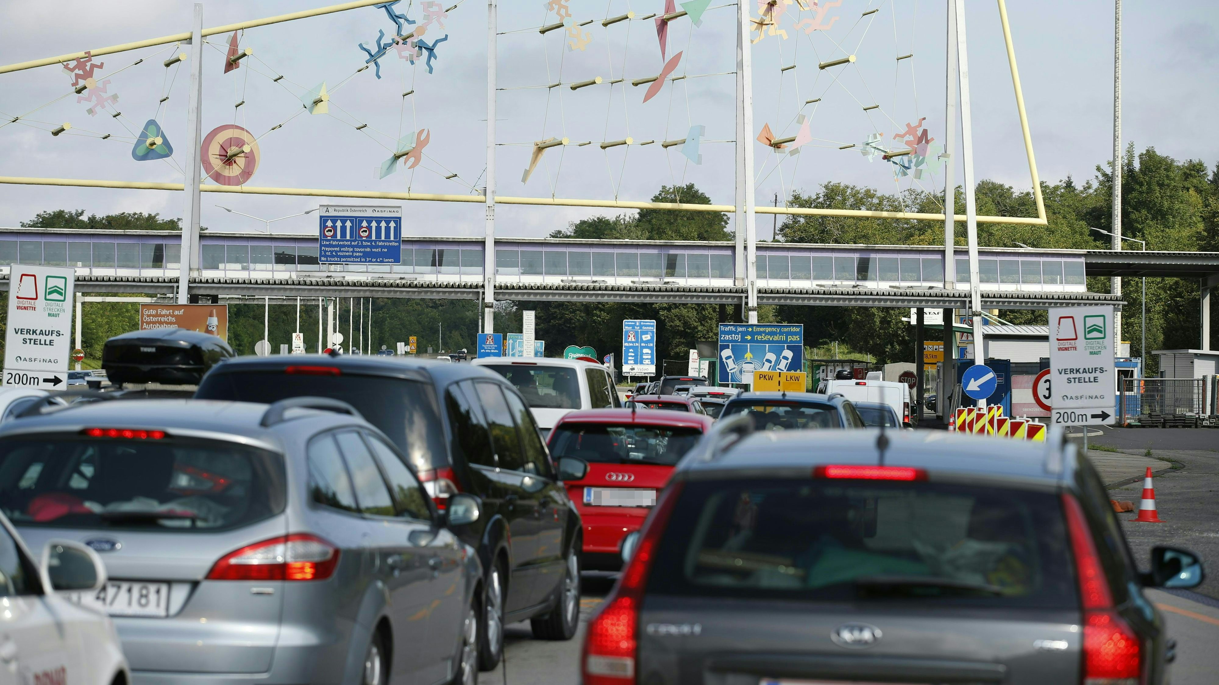 Lange Staus sind an diesem Reisewochenende vorprogrammiert. Symbolbild