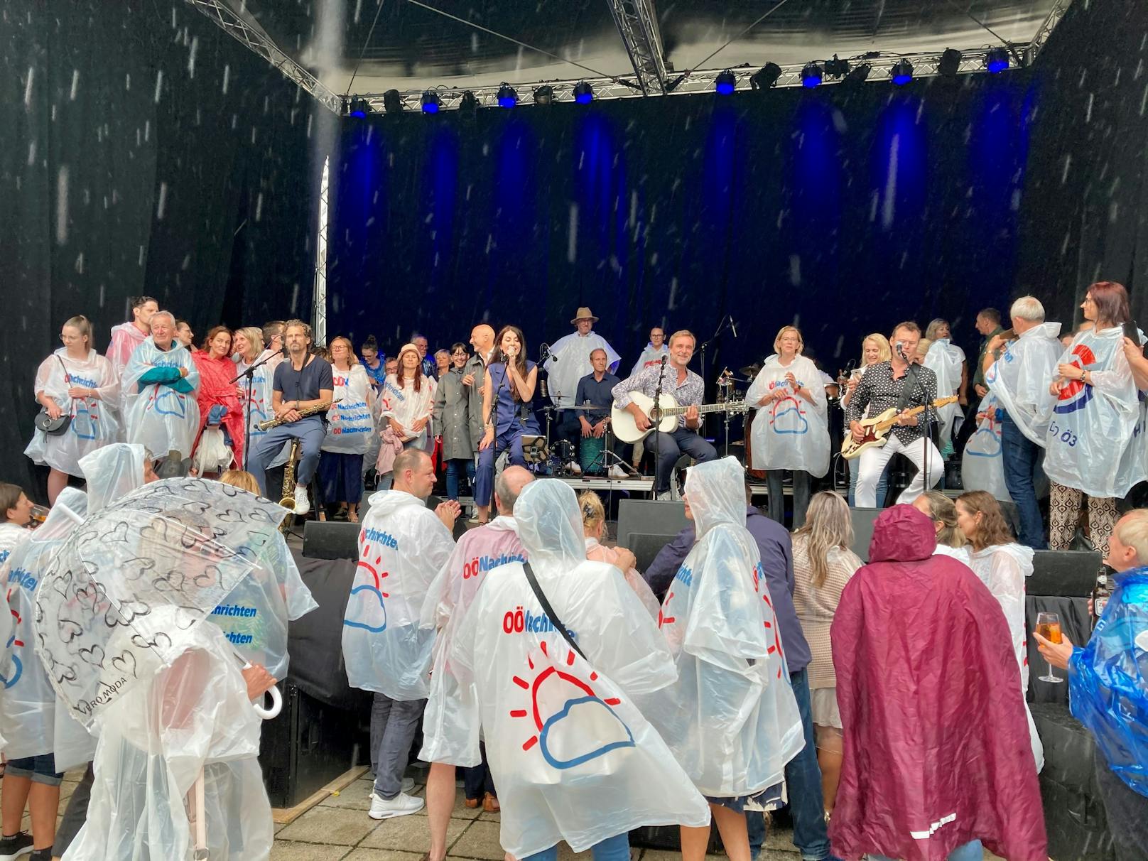 Monika-Ballwein-Fans flüchten vor Unwetter auf Bühne
