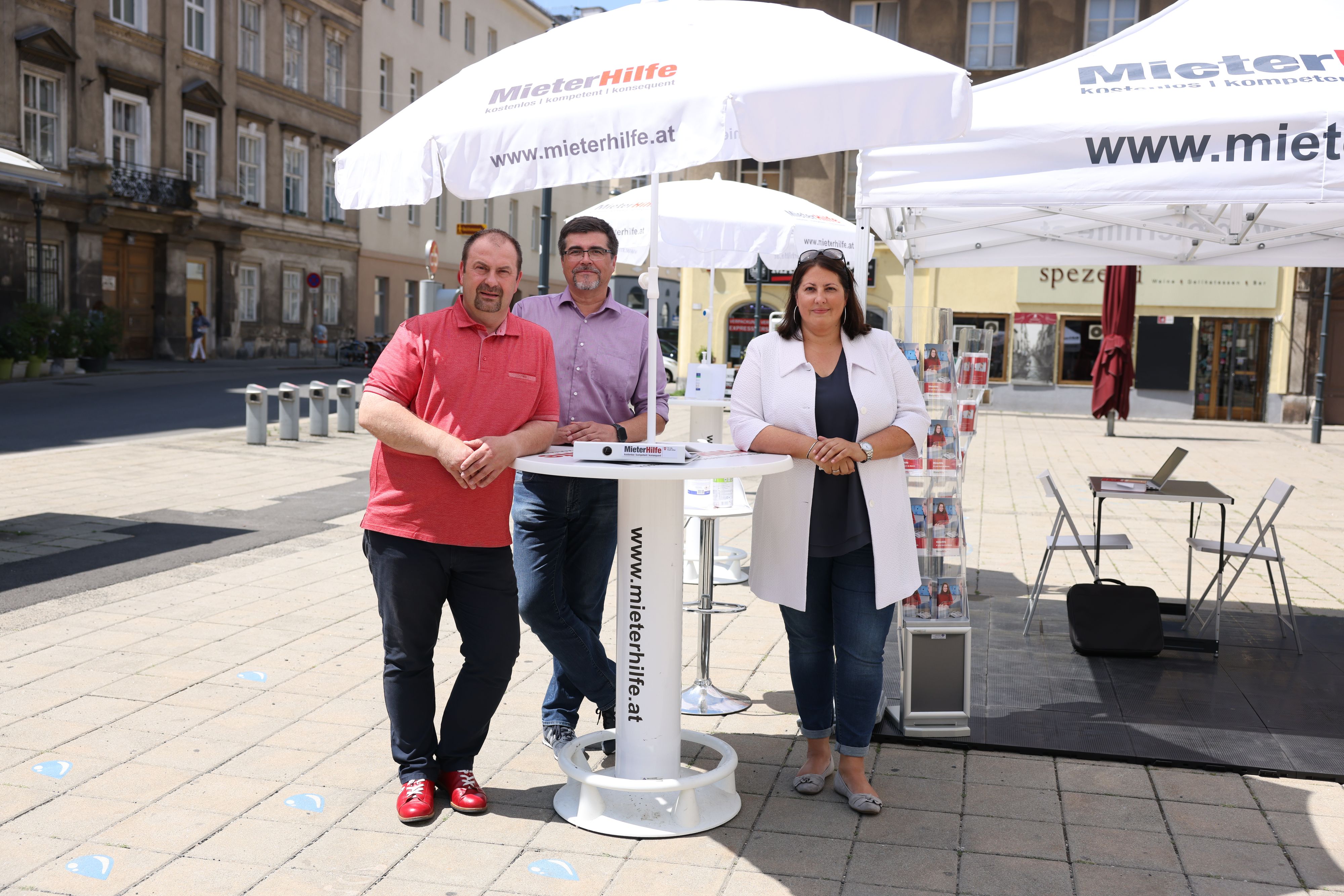 Im Durchschnitt zahlen vier von fünf Altbaumieter zu viel: Im Rahmen der mobilen Beratung der MieterHilfe können sich Mieter informieren, wie sie ihr Geld zurück bekommen. Heute, Mittwoch, startete die Sommertour am Karmeliterplatz in der Leopoldstadt. Auch (v.l.n.r.) Bezirkschef Alexander Nikolai, MieterHilfe-Leiterin Christian Bartok und Wohnbaustadträtin Kathrin Gaal (SPÖ)