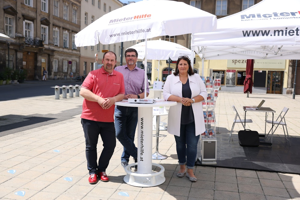 Im Durchschnitt zahlen vier von fünf Altbaumieter zu viel: Im Rahmen der mobilen Beratung der MieterHilfe können sich Mieter informieren, wie sie ihr Geld zurück bekommen. Heute, Mittwoch, startete die Sommertour am Karmeliterplatz in der Leopoldstadt. Auch (v.l.n.r.) Bezirkschef Alexander Nikolai (SPÖ), MieterHilfe-Leiter Christian Bartok und Wohnbaustadträtin Kathrin Gaal (SPÖ) kamen vorbei.