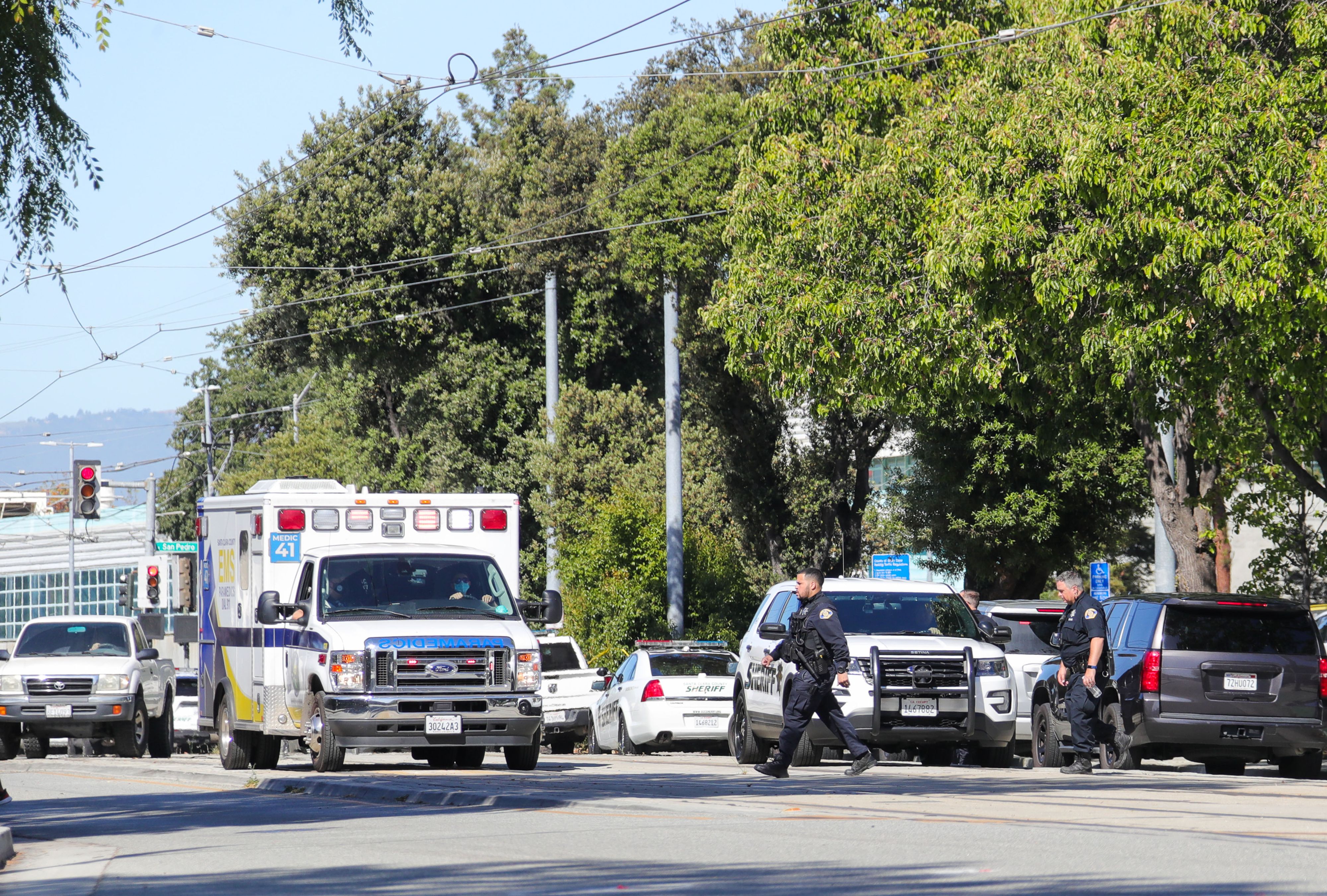 Im US-Bundesstaat Kalifornien ereignete sich in einem Kino ein rätselhafter Schuss-Vorfall.  Die Polizei und Rettungskräfte waren vor Ort. Symbolbild.