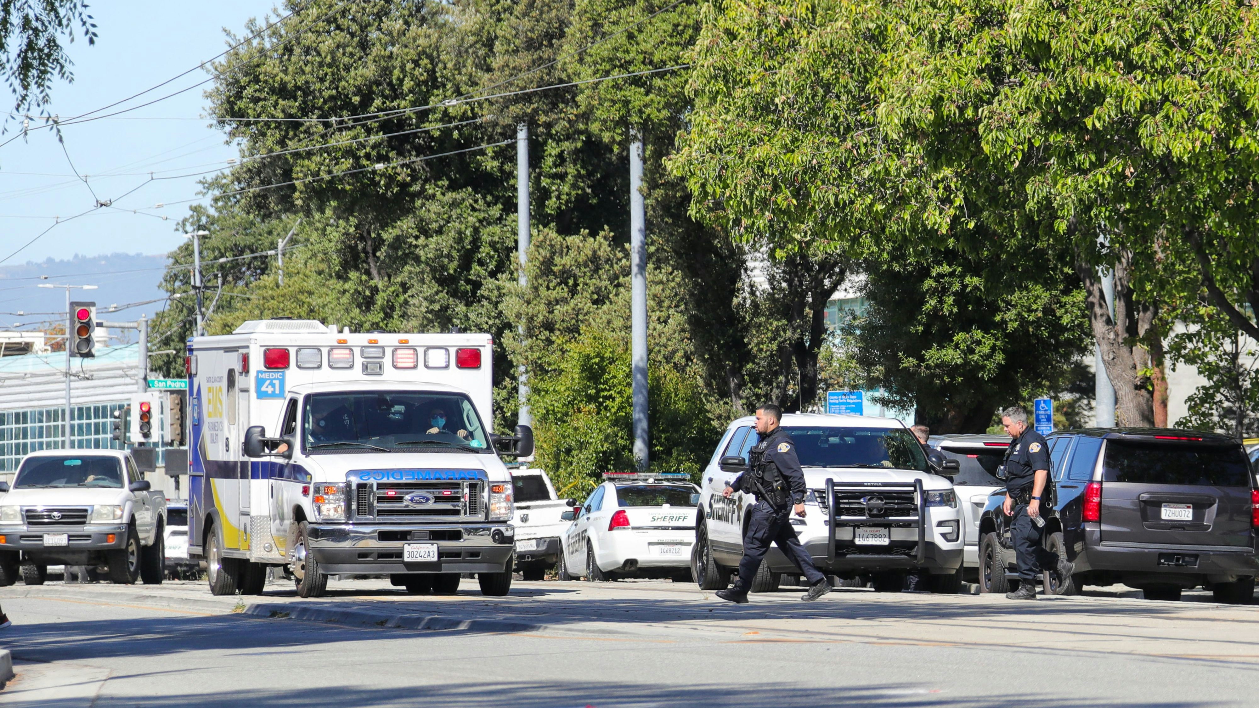 Im US-Bundesstaat Kalifornien ereignete sich in einem Kino ein rätselhafter Schuss-Vorfall.  Die Polizei und Rettungskräfte waren vor Ort. Symbolbild.