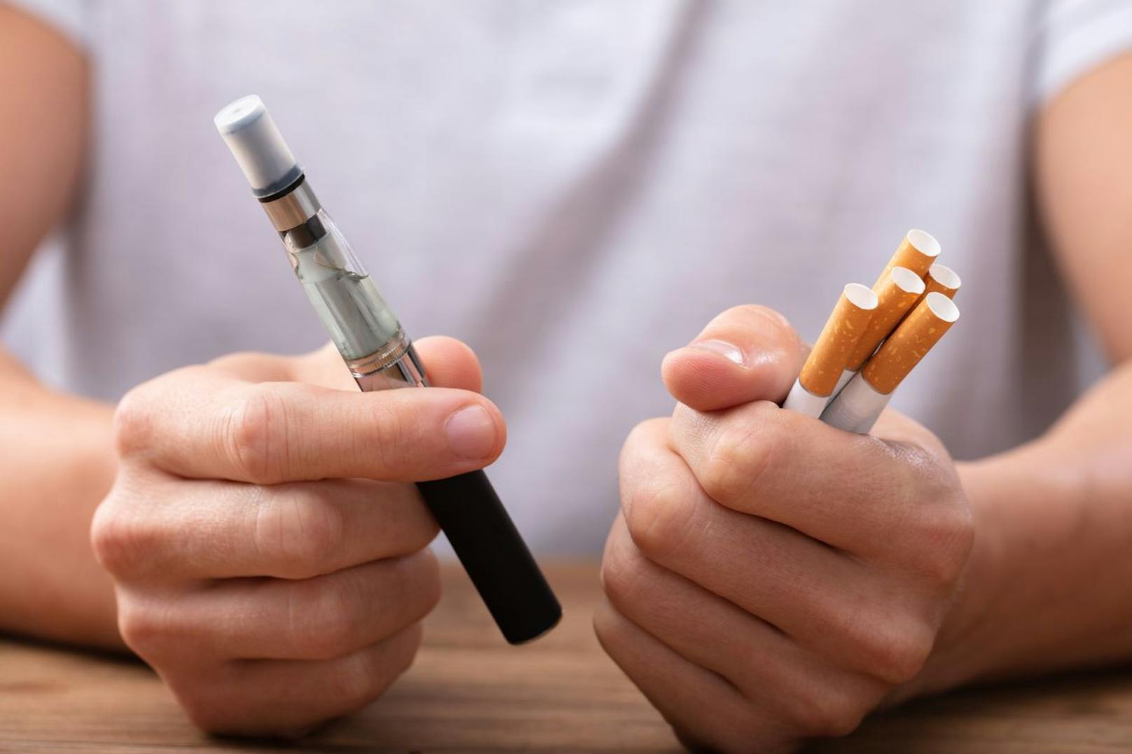 Die E-Zigarette ist für viele Junge der Einstieg zum Rauchen.