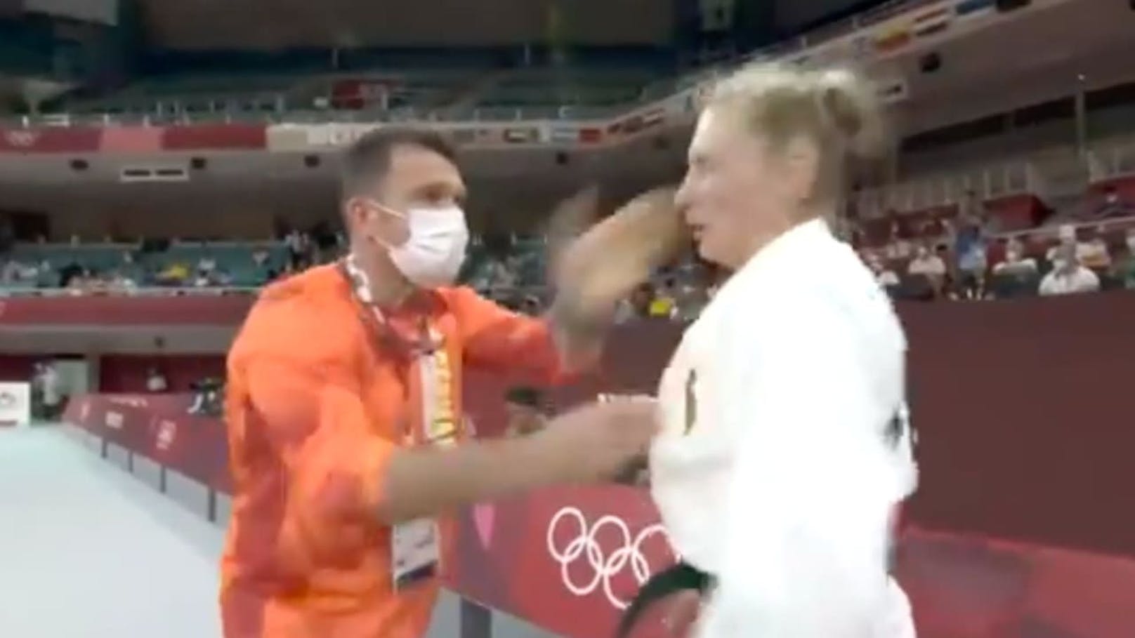Judo-Trainer watscht Athletin vor der TV-Kamera ab