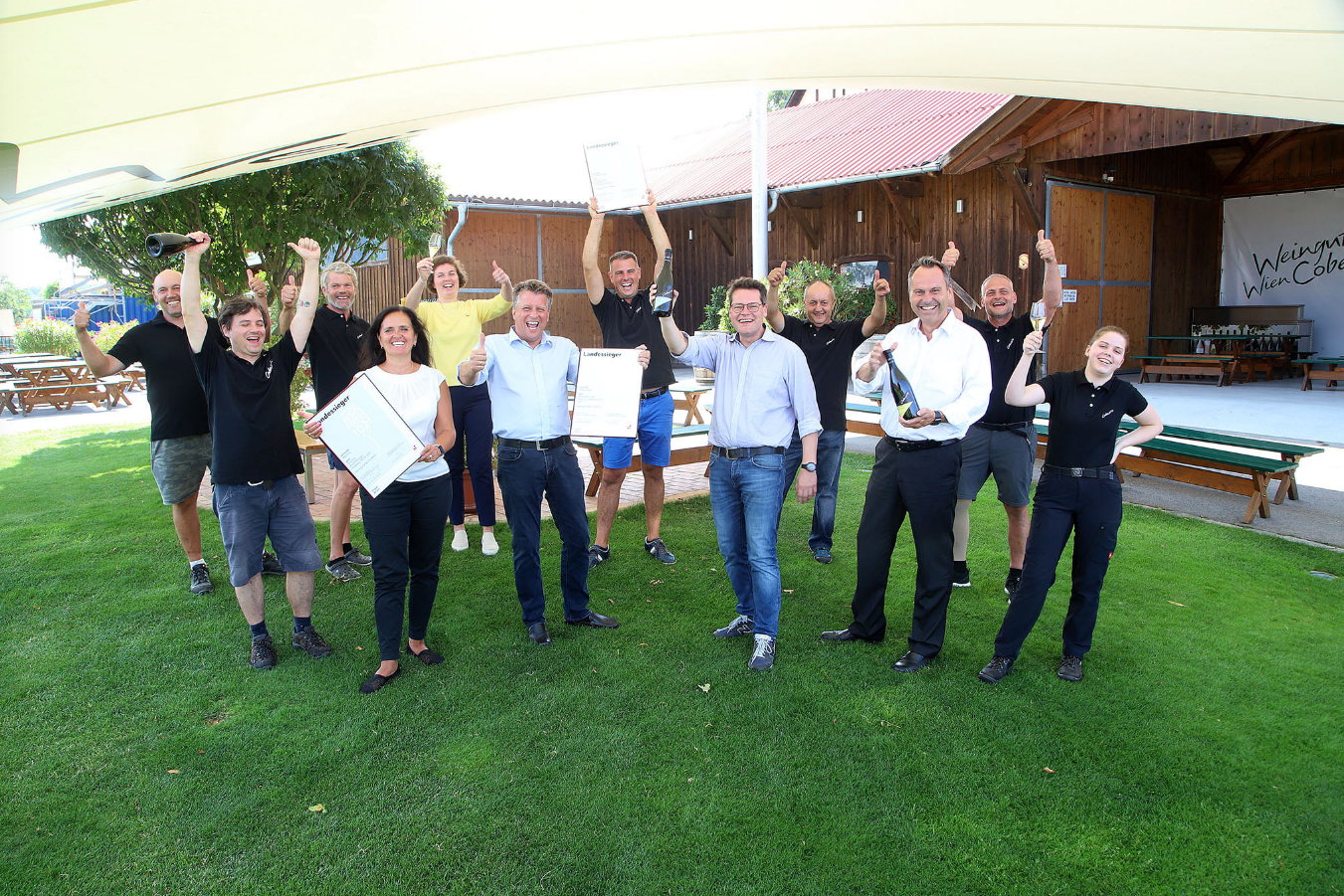 Das Weingut der Stadt am Wien am Cobenzl holte sich beim Wiener Weinpreis 2021 gleich drei Goldmedaillen. Für das Team und Betriebsleiter Thomas Podsednik (M.) eine tolle Anerkennung.