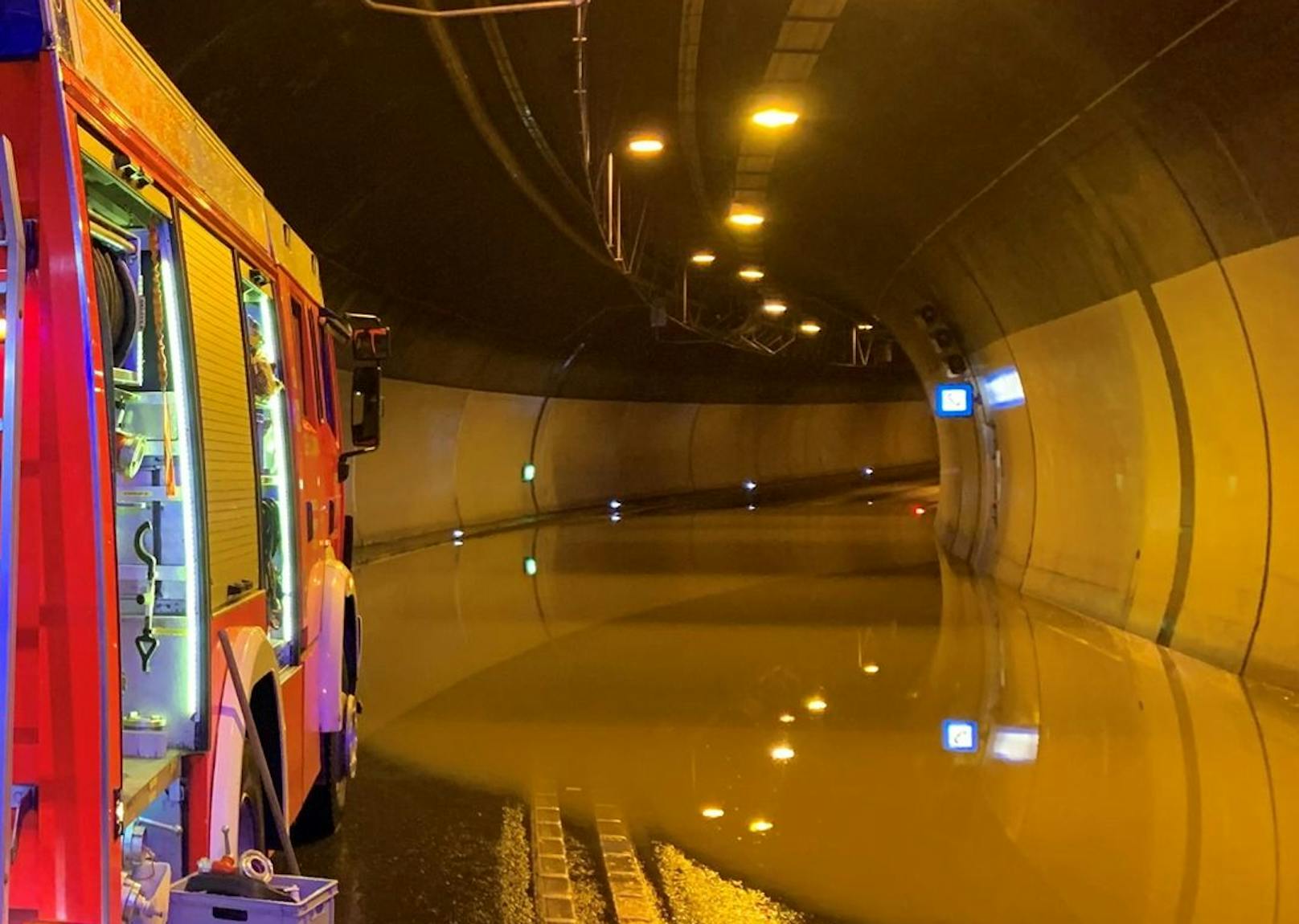 Das Foto zeigt Überflutungen im Mona-Lisa-Tunnel am vergangenen Sonntag. Auch am Mittwoch war der Tunnel voll Wasser, musste gesperrt werden.