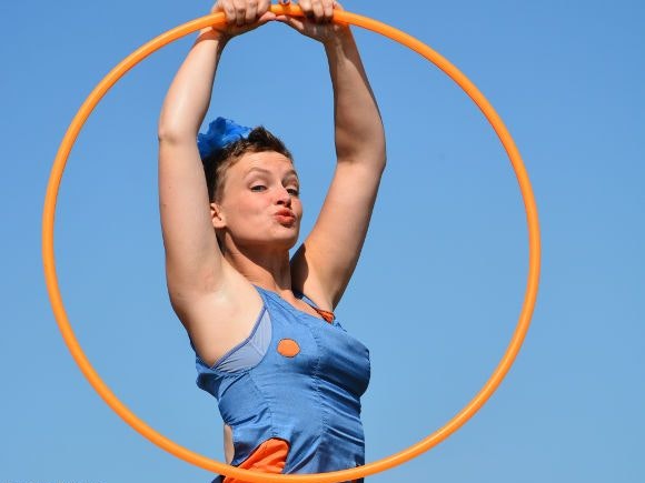 Silke Schirok zeigt ihr Können am Pflasterspektakel.