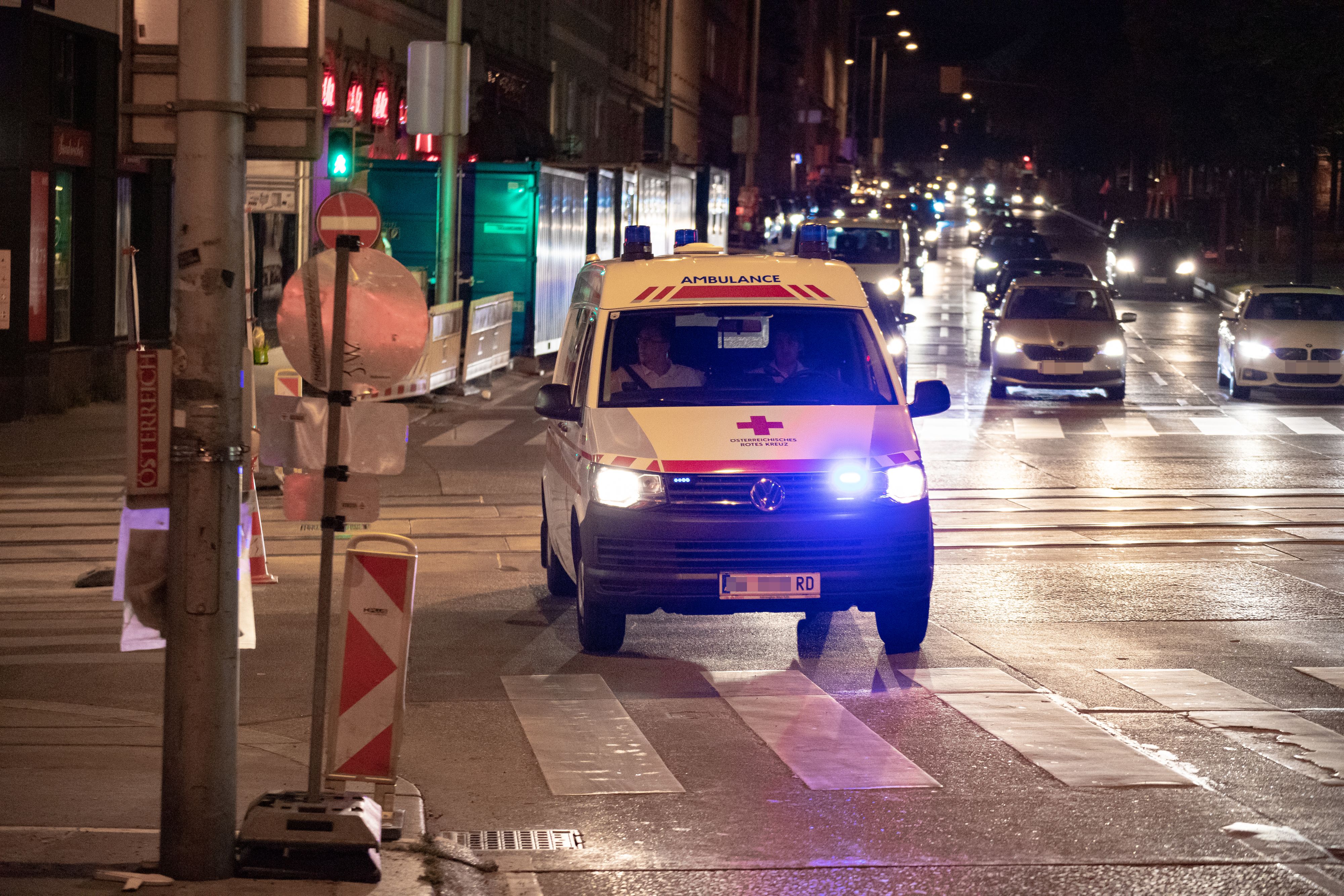 Ein Rettungsfahrzeug des Roten Kreuzes auf einer Einsatzfahrt in Wien. Symbolbild
