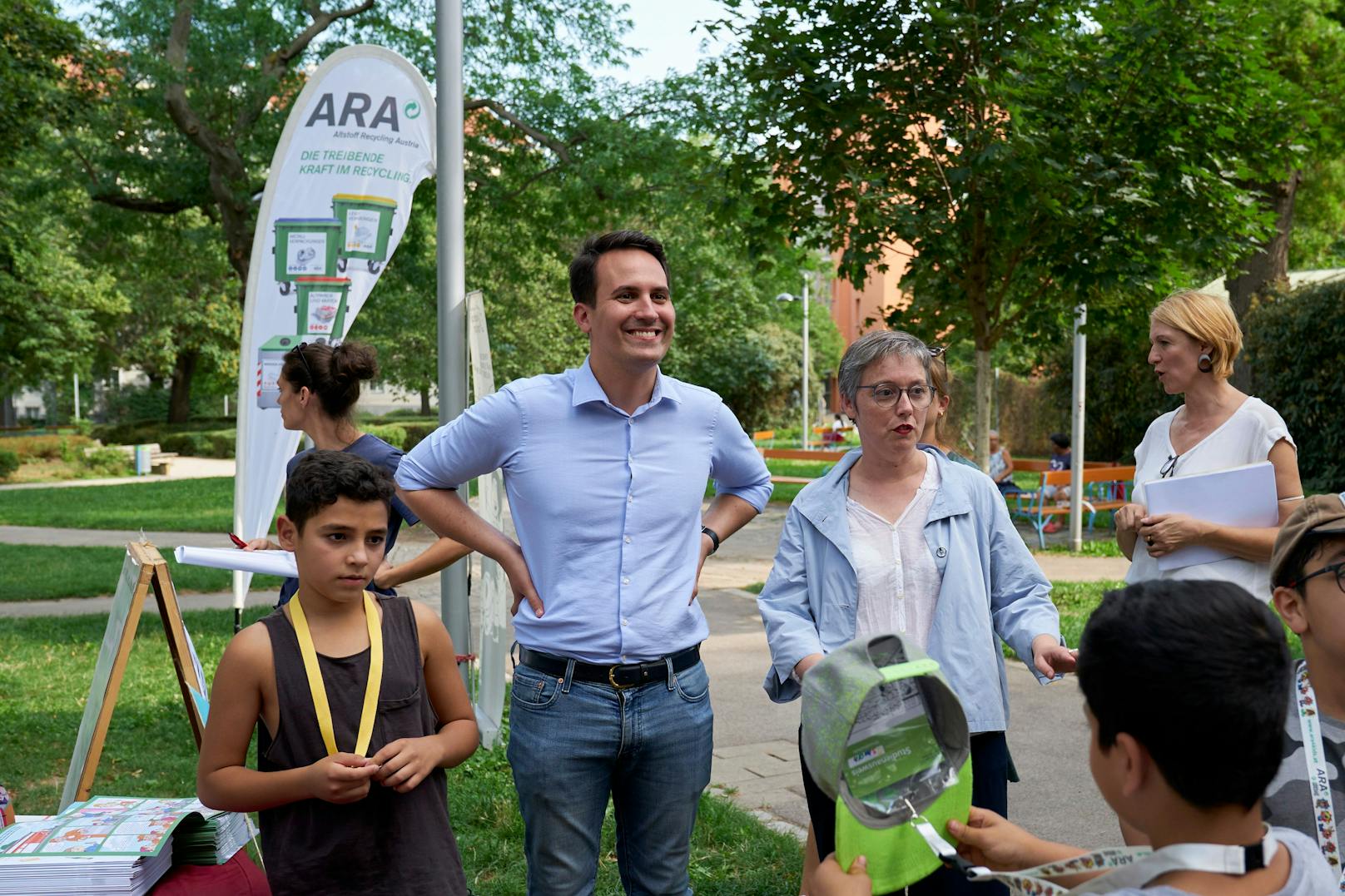 Beim Besuch der KinderUni im Hyblerpark in Simmering kam auch Vizebürgermeister und Bildungsstadtrat Christoph Wiederkehr (Neos) vorbei.