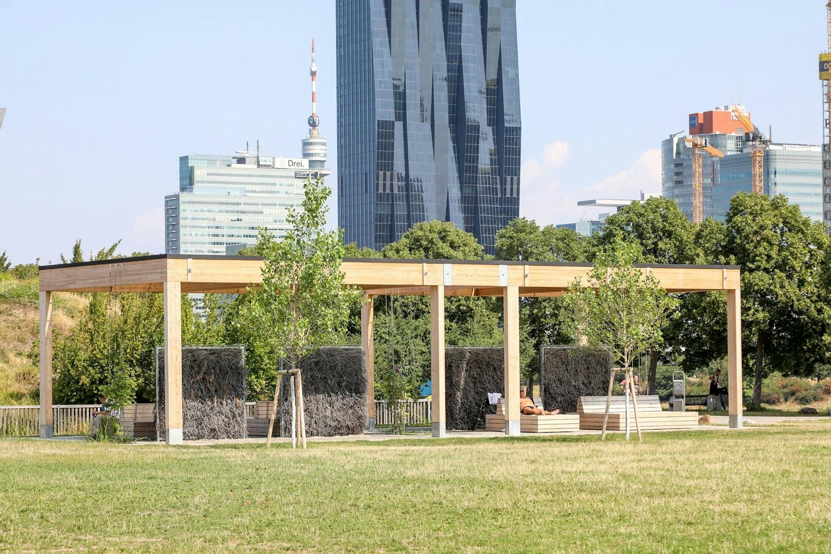 Die Stadt hat fünf schattige Holzpergolen für heiße Sommertage auf der Donauinsel errichten lassen.