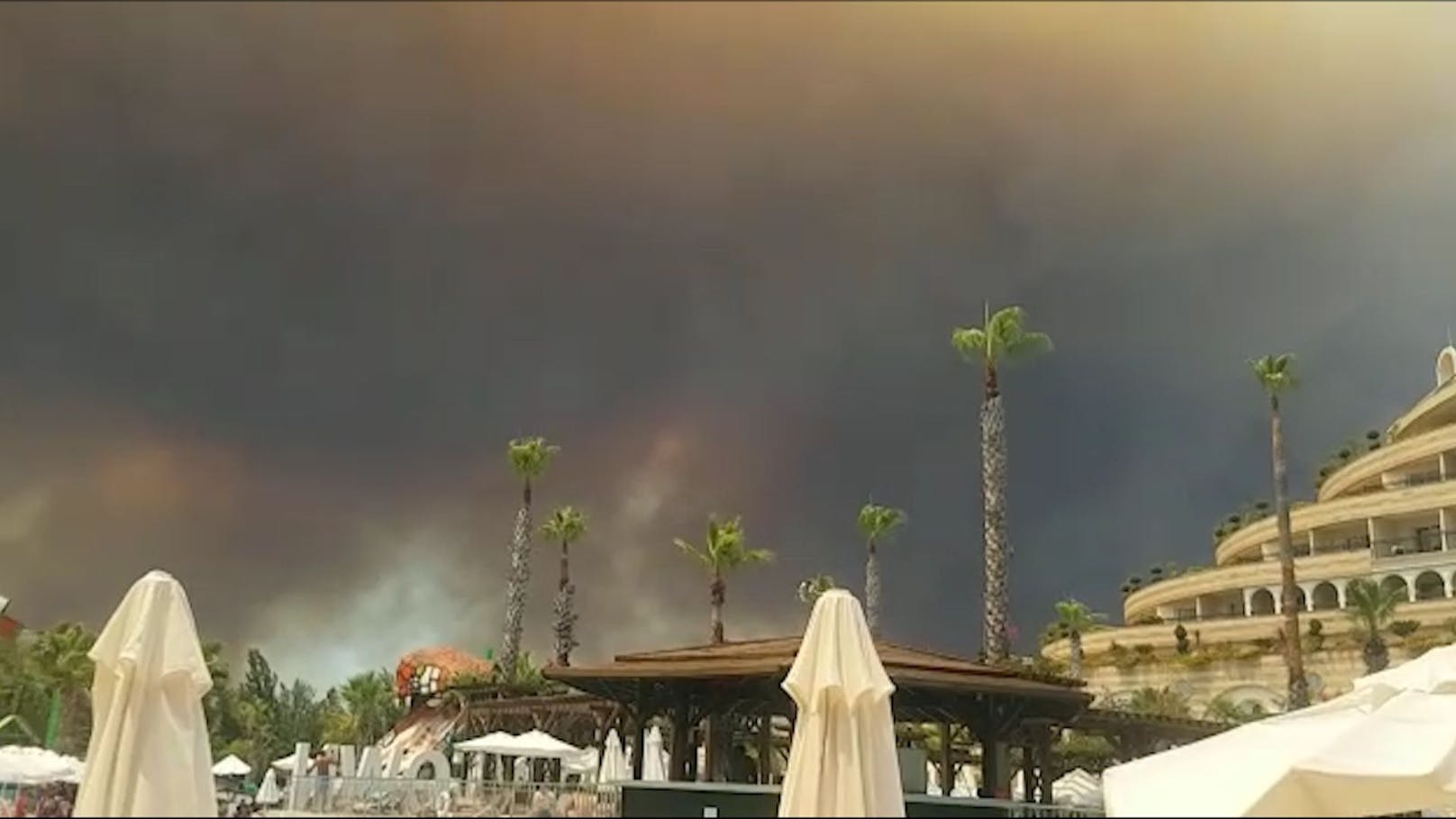 Im türkischen Urlaubs-Paradies Antalya sind schwere Waldbrände ausgebrochen.