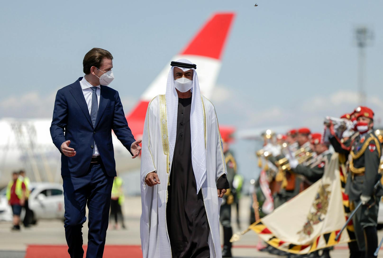 Mit allen militärischen Ehren wurde Kronprinz Mohammed bin Zayed Al-Nahyan in Wien von Bundeskanzler Sebastian Kurz empfangen.