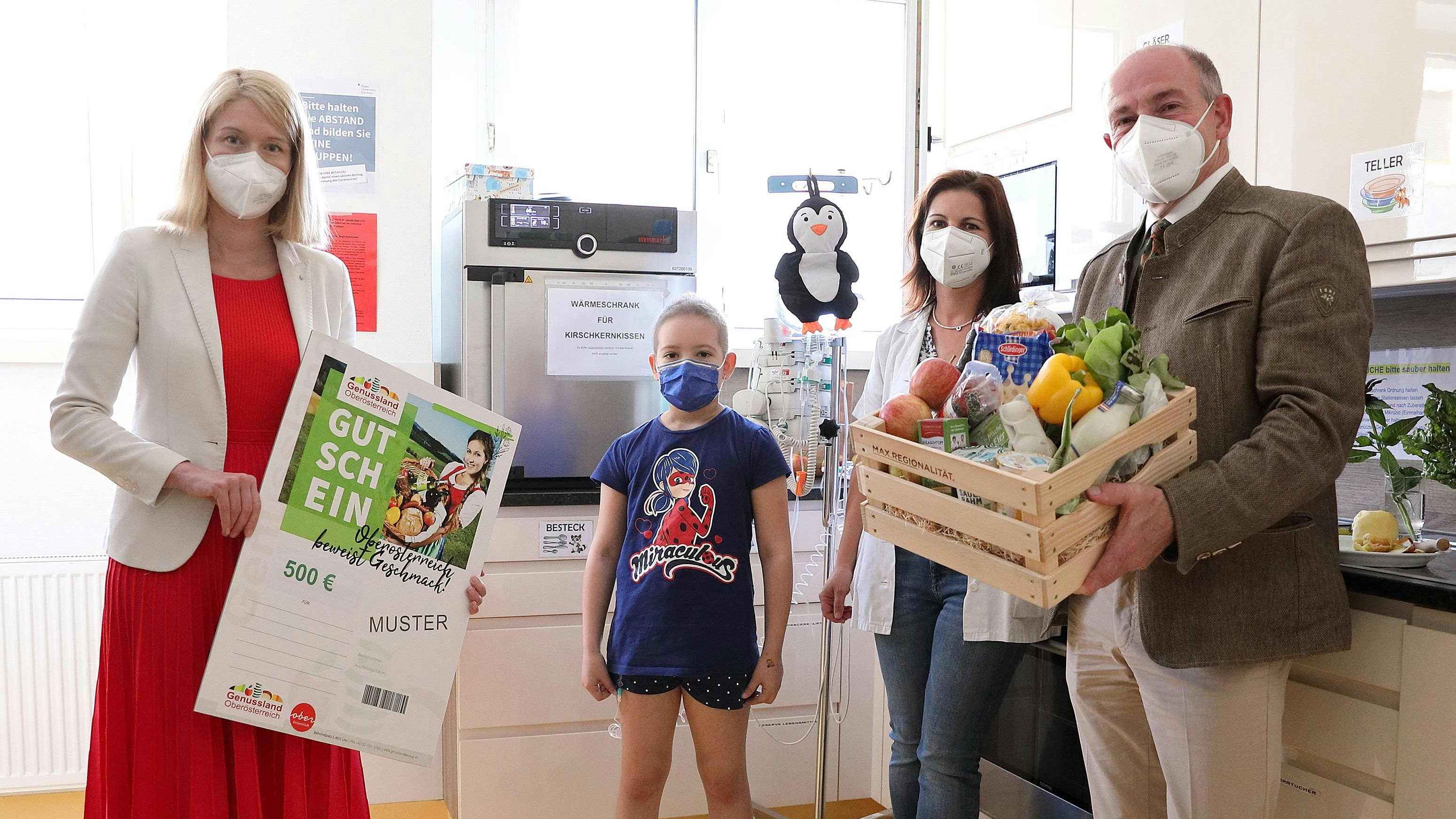 LH-Vize Haberlander (li.) mit LR Hiegelsberger (re.), Kiga-Pädagogin Weinzierl und Kind