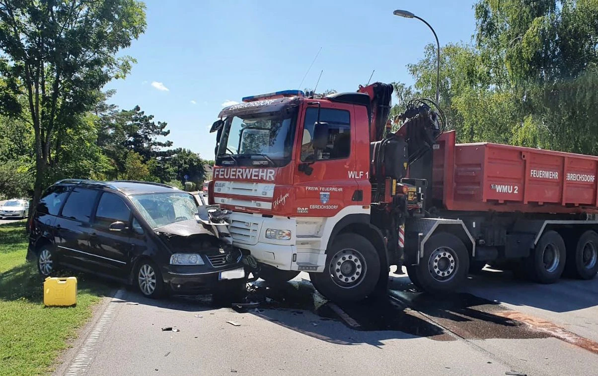 Pkw krachte gegen Feuerwehrauto