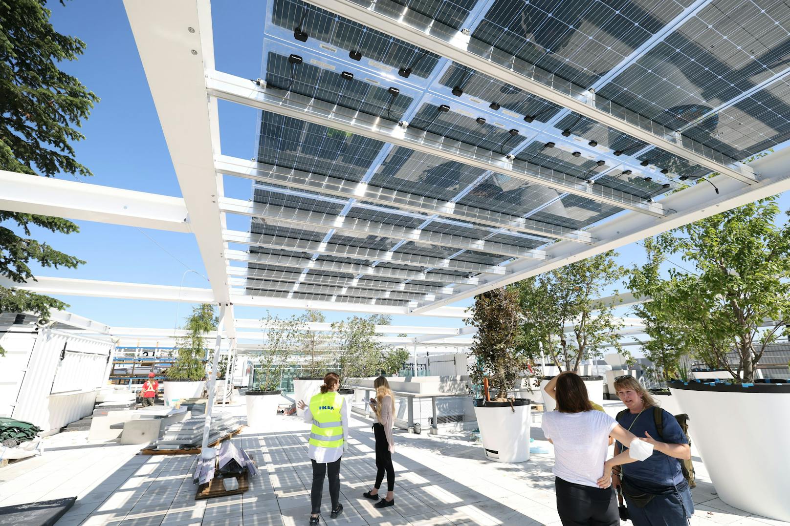 Nach dem Shopping im neuen Ikea Westbahnhof&nbsp;kann man sich am öffentlichen Dachpark unter Solarpanelen und schattigen Bäumen entspannen.