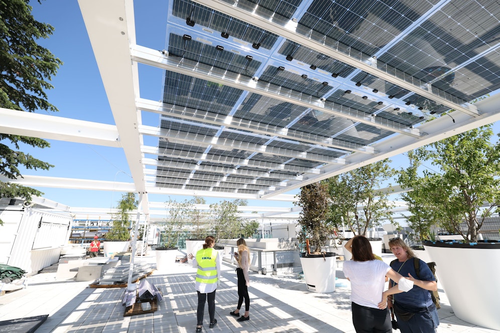 Nach dem Shopping im neuen Ikea Westbahnhof kann man sich am öffentlichen Dachpark unter Solarpanelen und schattigen Bäumen entspannen.